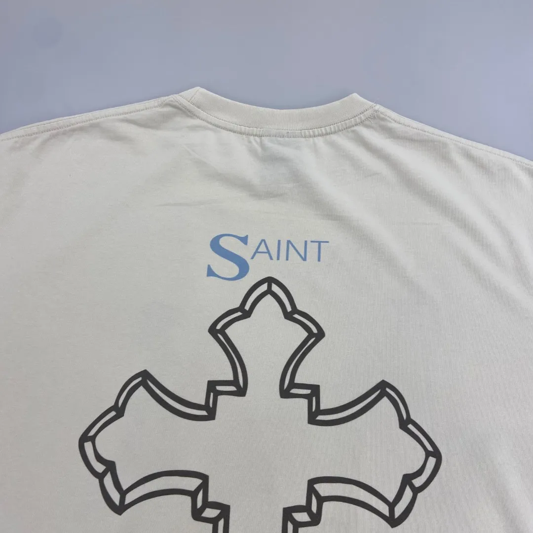Mechao Saint Michael co-branded character print, retro washed and distressed Vintage loose short sleeves, digital white ink direct injection, the fabric is breathable, and the pattern is three-dimensional and clear. Fabric: Double yarn 240g Style number: S811 Size: S-M-L-XL Color: Off-white Price: P110